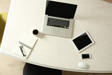 Laptop ile tablet ve akıllı telefon