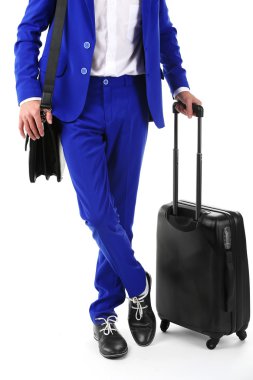 İş adamı ile üzerine beyaz izole evrak çantası