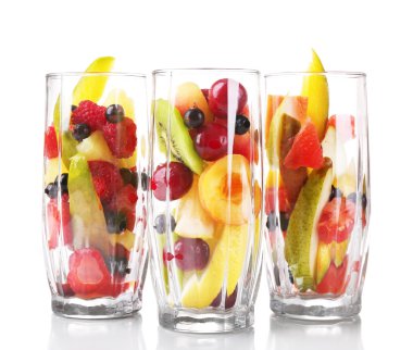 Taze meyve salatası üzerine beyaz izole gözlük