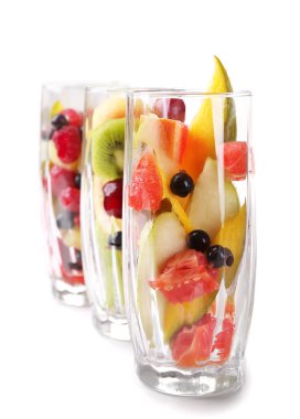 Taze meyve salatası üzerine beyaz izole gözlük