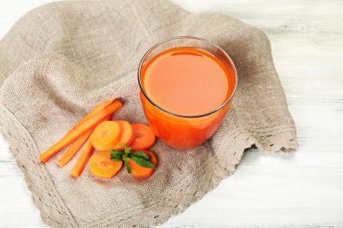 Bardak havuç suyu masada sebze dilimleri ile yakın çekim