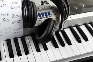 Synthesizer üzerinde mikrofon kulaklık