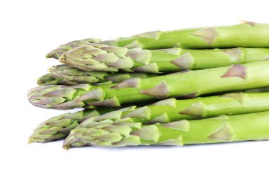 Taze kuşkonmaz beyaza izole edilmiş