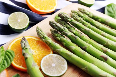 Taze kuşkonmaz üzerinde ahşap masa, yakın çekim kesme