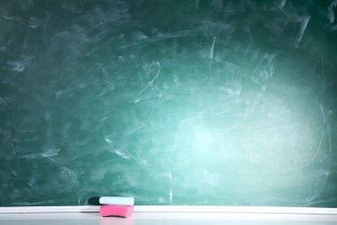 Blackboard renkli tebeşirler ve silgi.