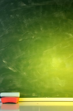 Blackboard renkli tebeşirler ve silgi.