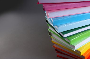 Renkli kitap yığını
