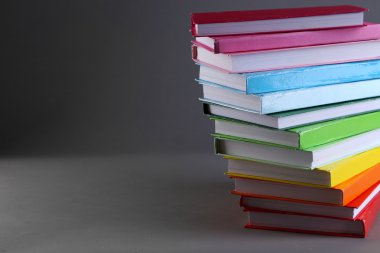Renkli kitap yığını