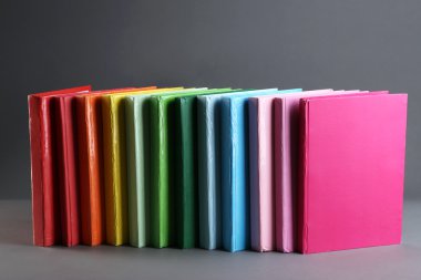Renkli kitap yığını