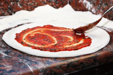 Mermer masa, closeup pizzaya hazırlanıyor