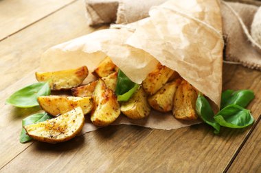 Parşömen üzerine ahşap masa, closeup fırında patates