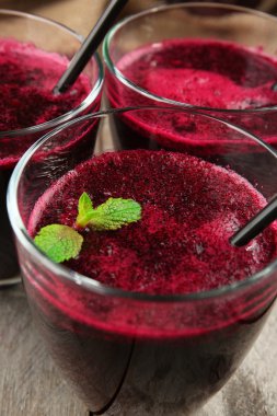 Ahşap masa, closeup pancar suyu bir bardak