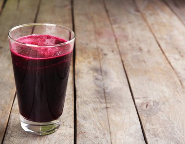 Pancar suyu ahşap arka plan üzerinde