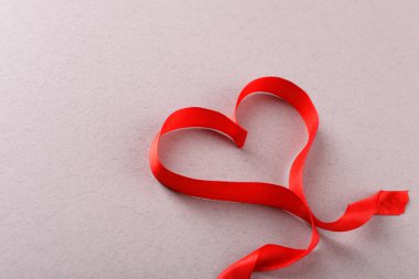 kalp şeklinde kırmızı kurdele