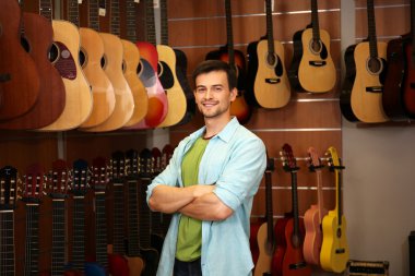 Yakışıklı delikanlı müzik mağazası