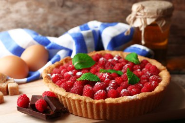 Ahşap arka plan üzerinde taze ahududu ile tart