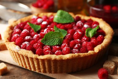 Ahşap arka plan üzerinde taze ahududu ile tart