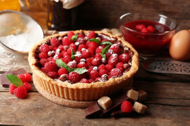 Ahşap arka plan üzerinde taze ahududu ile tart