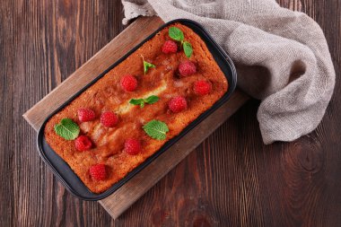 Ahududu ahşap masa, üstten görünüm üzerinde tavada ile taze pasta