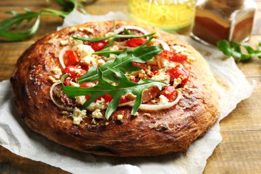 Yunan ev yapımı pizza jambon, soğan, közlenmiş domates, ahşap masa arka plan üzerinde kremsi beyaz peynir ile