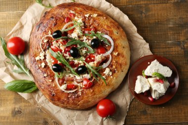 Yunan ev yapımı pizza jambon, soğan, közlenmiş domates, ahşap masa arka plan üzerinde kremsi beyaz peynir ile