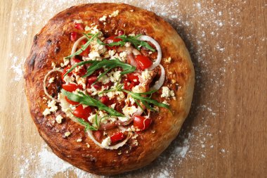 Yunan ev yapımı pizza jambon, soğan, közlenmiş domates, ahşap masa arka plan üzerinde kremsi beyaz peynir ile