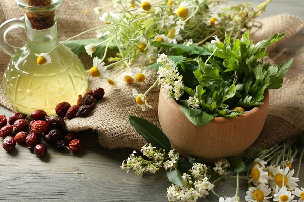 otlar, meyveler ve çiçekler