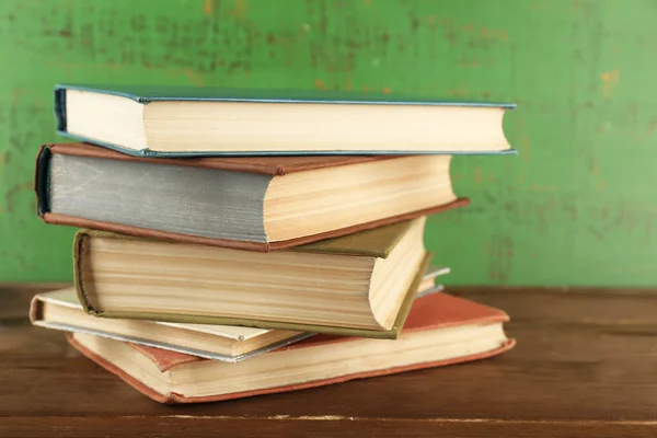 Stapel boeken op houten achtergrond — Stockfoto