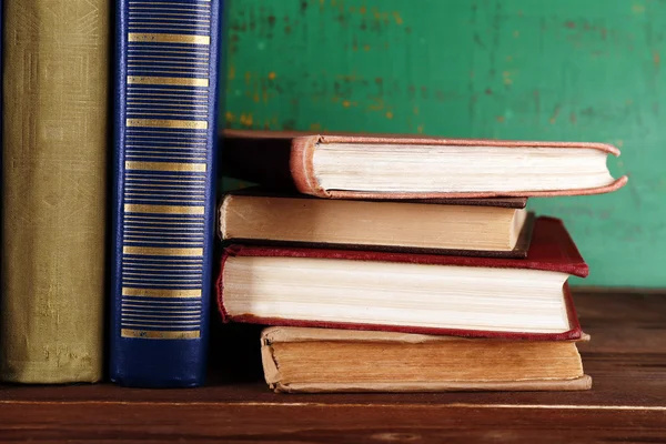 Bücherstapel auf Holzgrund — Stockfoto