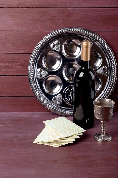 Matzo para Páscoa com bandeja de metal e vinho sobre fundo de madeira — Fotografia de Stock