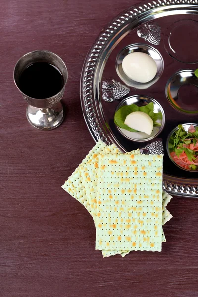 Matze voor Pascha met Seder maaltijd met wijn op plaat op tafel close-up — Stockfoto