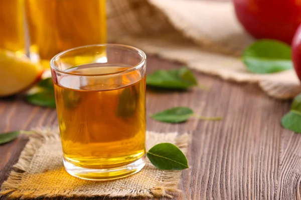 Apple juice and fruits — Stock Photo, Image