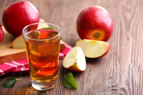 Szklanka soku jabłkowego i owoce na stole z bliska — Zdjęcie stockowe