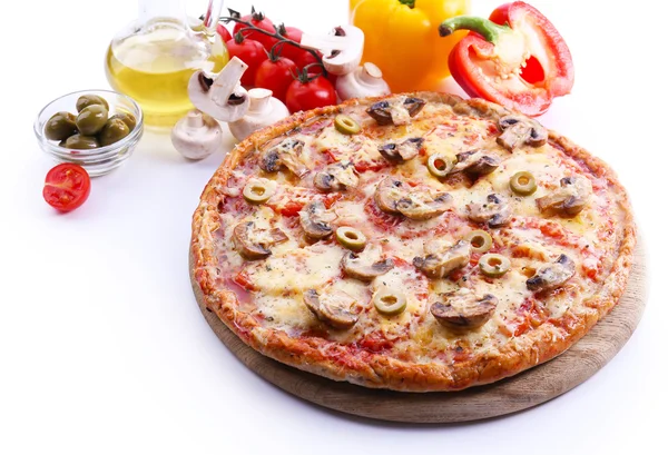 Leckere Pizza mit Gemüse — Stockfoto