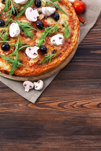 Sabrosa pizza con verduras y rúcula en la mesa de cerca —  Fotos de Stock