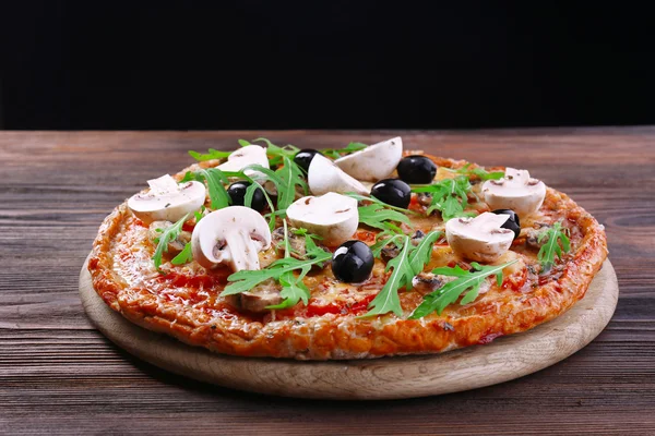 Sabrosa pizza con verduras y rúcula sobre fondo negro —  Fotos de Stock