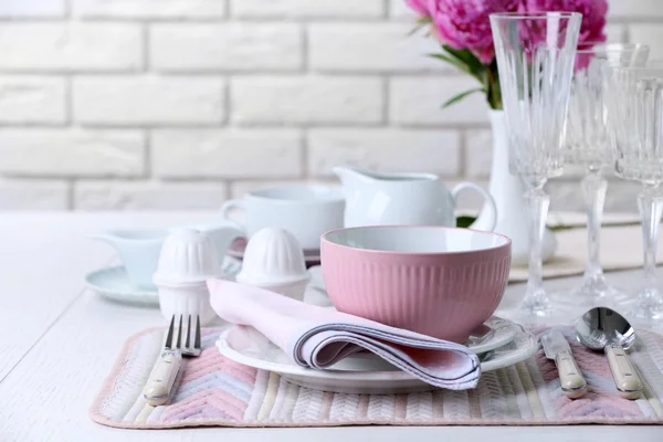 Ajuste de mesa con flores en jarrón — Foto de Stock