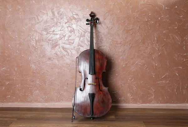Βιολοντσέλο σε φόντο καφετί τοίχο — Φωτογραφία Αρχείου