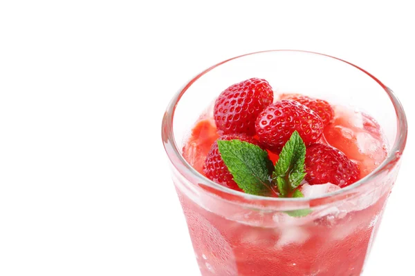 Aardbei limonade met ijs in glas, geïsoleerd op wit — Stockfoto