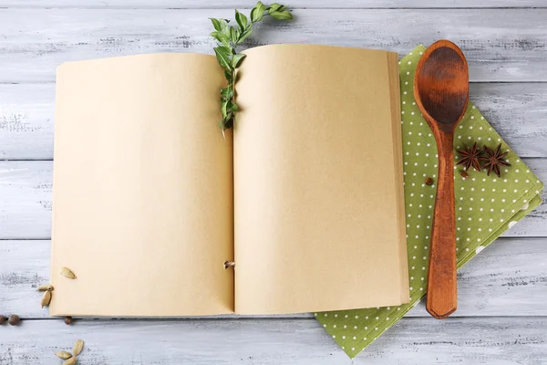 Livro de receitas aberto sobre fundo de madeira — Fotografia de Stock