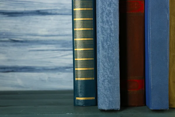 Bücherstapel auf Holztisch — Stockfoto
