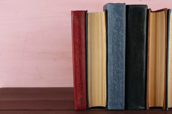 Pila de libros sobre mesa de madera — Foto de Stock