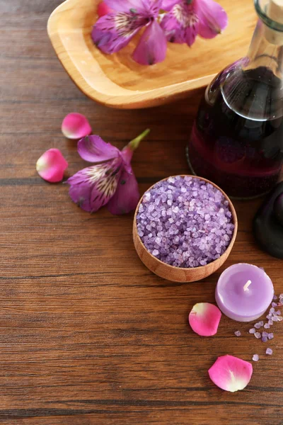 Bela composição de tratamento de spa na mesa de madeira — Fotografia de Stock