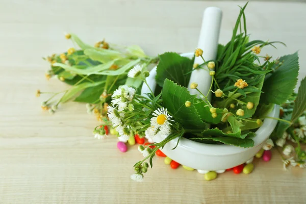 Kräuter im Mörser, Reagenzgläser und Pillen — Stockfoto