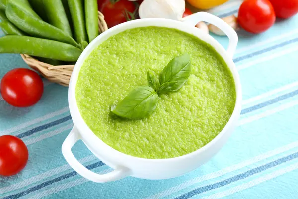 Sabroso guisantes sopa y verduras en la mesa de cerca — Foto de Stock