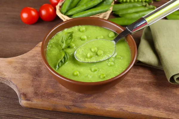 Soupe de petits pois savoureux et tomates cerises sur la table close up — Photo