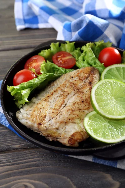 Balık fileto salata ve kireç tablo ile tabak kapat — Stok fotoğraf