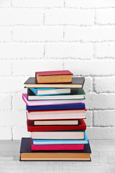 Bücherstapel im Regal. — Stockfoto