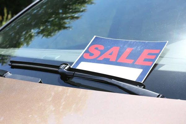 Voor verkoop teken op auto. — Stockfoto