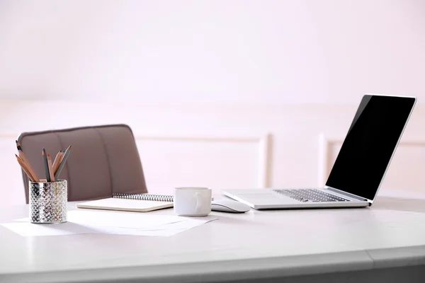 Lugar de trabajo con ordenador portátil en la habitación —  Fotos de Stock